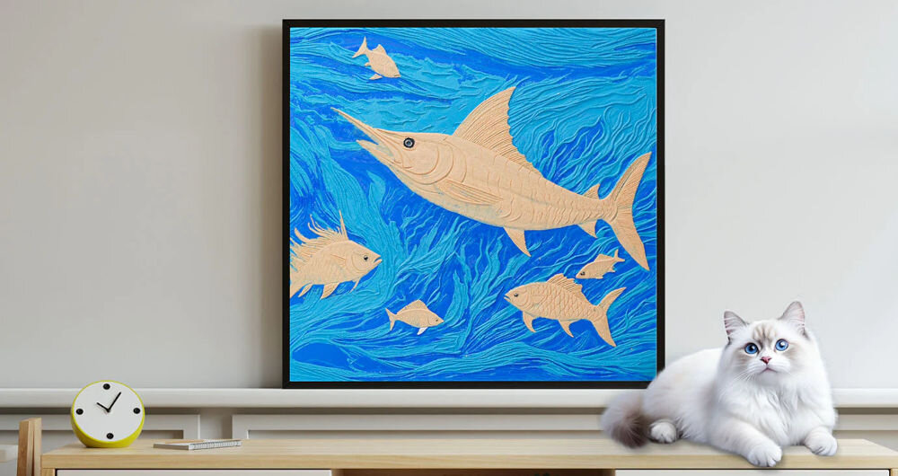 Drukarka 3D ANYCUBIC Kobra 3 Max Combo Wi-Fi, LAN + Dysza + Filament PLA Czarny Biały puszysty kot leży na komodzie obok obrazu wydrukowanego w 3D. Obraz przedstawia beżowe ryby na teksturowanym, niebieskim tle fal wielozadaniowa drukarka 3D wysokiej jakości efekty