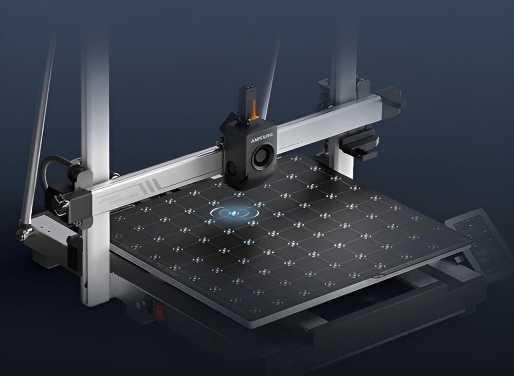 Drukarka 3D ANYCUBIC Kobra 3 Max Combo Wi-Fi, LAN + Dysza + Filament PLA Czarny Drukarka 3D Anycubic Kobra 3 Max podczas procesu automatycznego poziomowania stołu roboczego. Głowica drukująca emituje niebieskie światło na jeden z wielu punktów pomiarowych na czarnej platformie przydatne akcesoria dysza 1 kg czarnego filamentu PLA redukcja ryzyka zatorów ogranicza odkształcenia wydruków