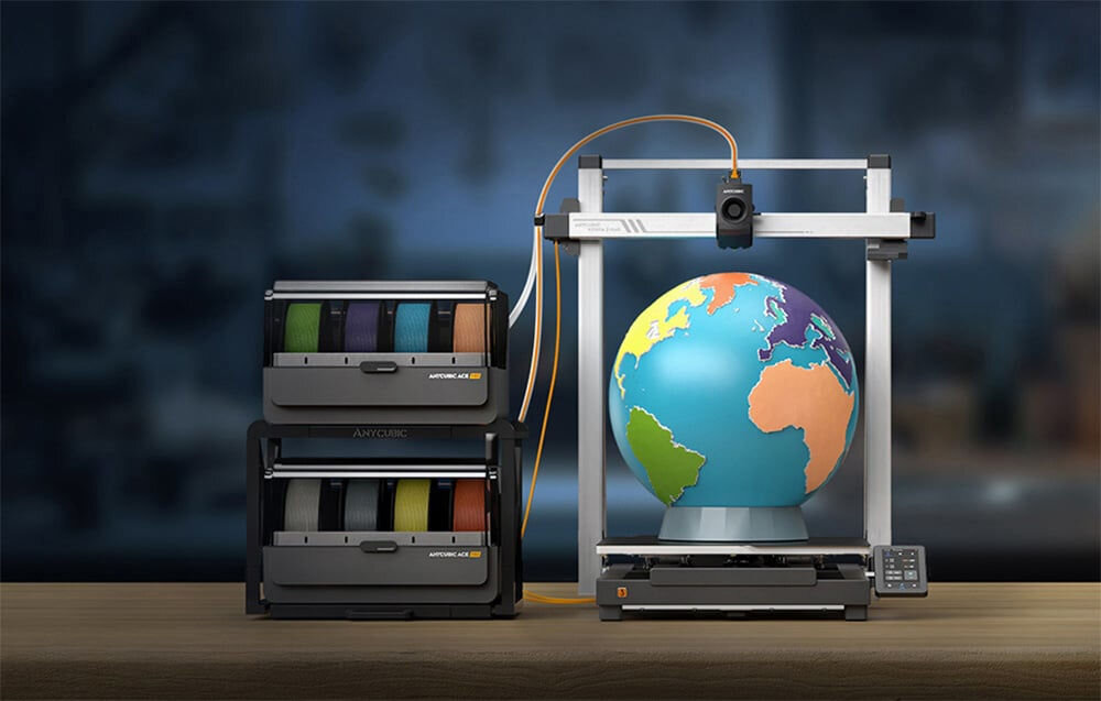 Drukarka 3D ANYCUBIC Kobra 3 Max Combo Wi-Fi, LAN + Dysza + Filament PLA Czarny Drukarka 3D Anycubic Kobra 3 Max z dużym, wielokolorowym modelem kuli ziemskiej na platformie. Obok stoją dwie stacje filamentów ACE Pro z kolorami użytymi do druku wariant combo 8 kolorów jednocześnie obsługa dwóch jednostek ACE Pro inteligentny system samoczynnie zarządza podawaniem filamentów pojemnik do przechowywania materiałów zintegrowana suszarka ochrona tworzywa przed wilgocią redukacja potencjalnych problemów