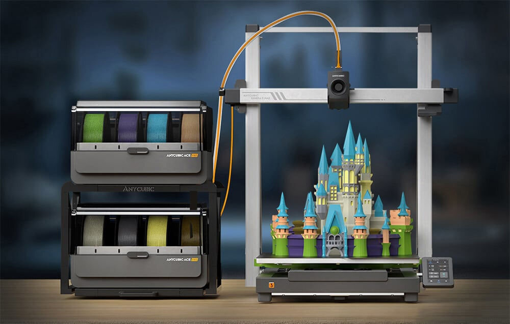 Drukarka 3D ANYCUBIC Kobra 3 Max Combo Wi-Fi, LAN + Dysza + Filament PLA Czarny Drukarka 3D Anycubic Kobra 3 Max z gotowym, dużym, wielokolorowym modelem bajkowego zamku na platformie. Po lewej stronie stoją dwie stacje na osiem różnych filamentów szybkozłączkę Hotend temperatury drukowania stołu roboczego szybkie nagrzewanie mechanizm zapobiegający plątaniu się materiału