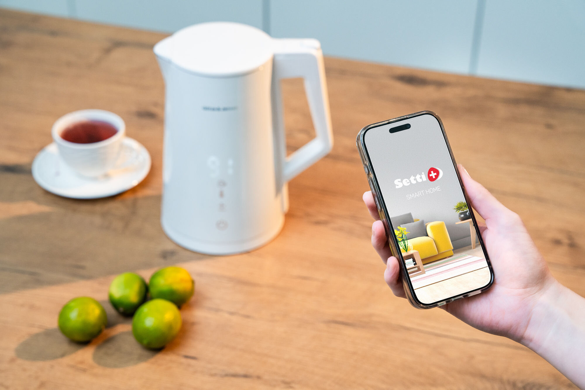 Czajnik GÖTZE&JENSEN KT975W by Setti+ smartfon z uruchomioną aplikacją setti plus sterowanie czajnikiem zdalne sterowanie kontrola temperatury