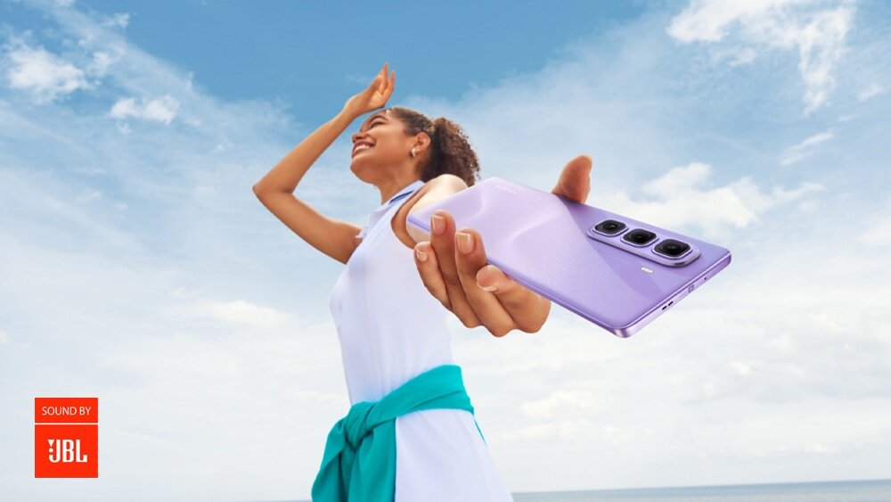 Smartfon INFINIX Hot 50 Pro+  człowiek trzyma smartfon  