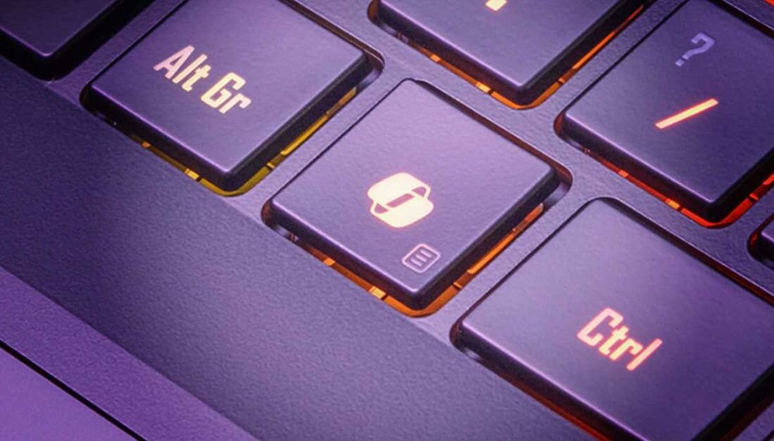 Laptop GIGABYTE Aorus Master 16 - Zbliżenie na klawiaturę z widocznym logiem Copilot na jednym z klawiszy.  