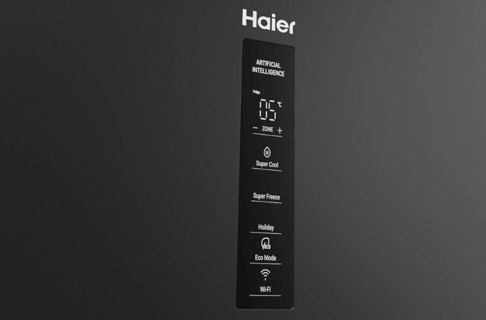 Czarny panel sterowania lodówki z logo \'Haier\' na górze. Wyświetlacz pokazuje temperaturę \'05°C\', a poniżej znajdują się przyciski: \'Super Cool\', \'Super Freeze\', \'Holiday\', \'Eco Mode\', \'WiFi\'.