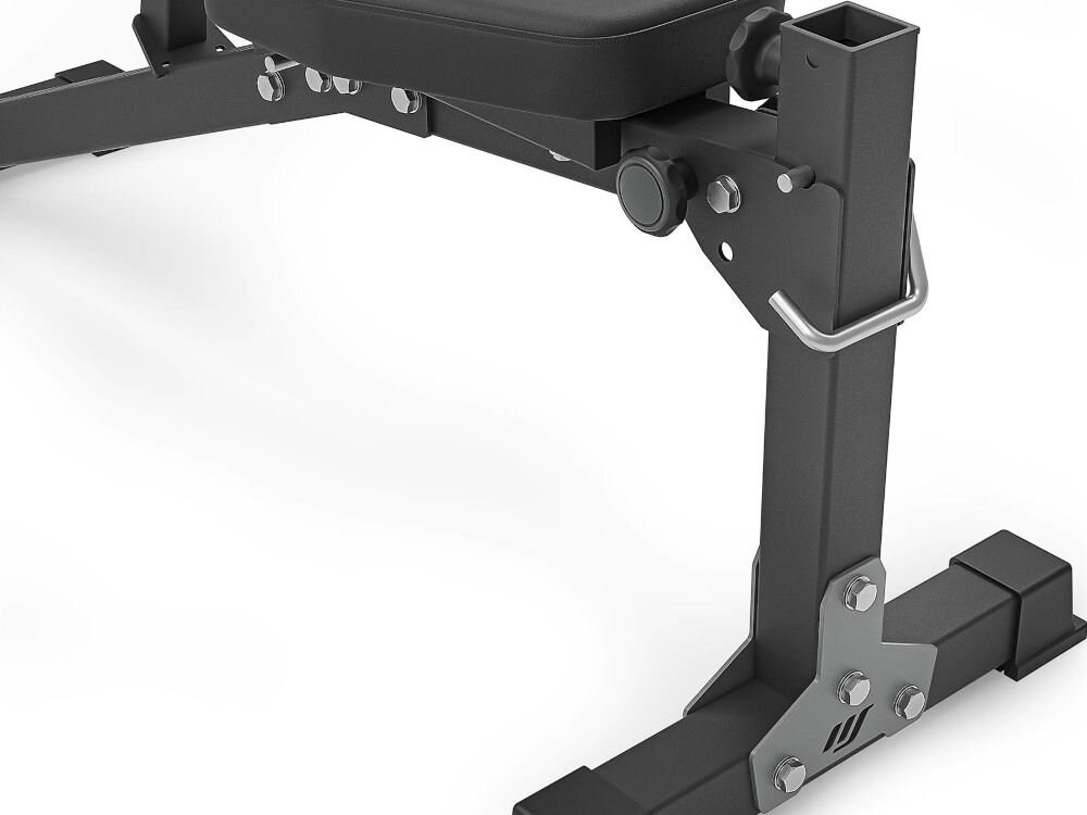 Fragment ławki do ćwiczeń z metalową konstrukcją i czarnym siedziskiem. Widoczne są śruby montażowe oraz metalowy uchwyt.