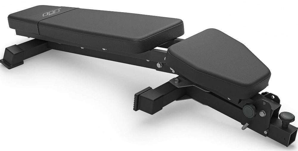 Ławka do ćwiczeń z czarnym, tapicerowanym siedziskiem i oparciem, osadzona na metalowej ramie z regulacją wysokości. Na oparciu widoczne jest logo producenta.