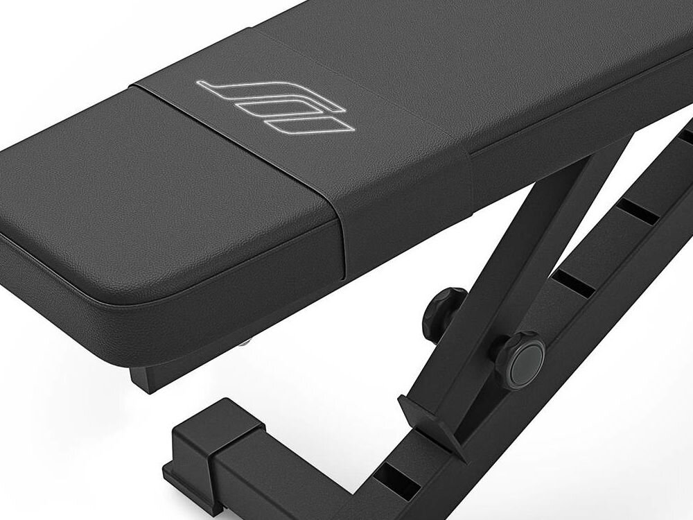 Czarna ławka do ćwiczeń z regulowanym oparciem i widocznym logo w postaci stylizowanych liter. Konstrukcja wykonana z metalu z elementami regulacyjnymi.