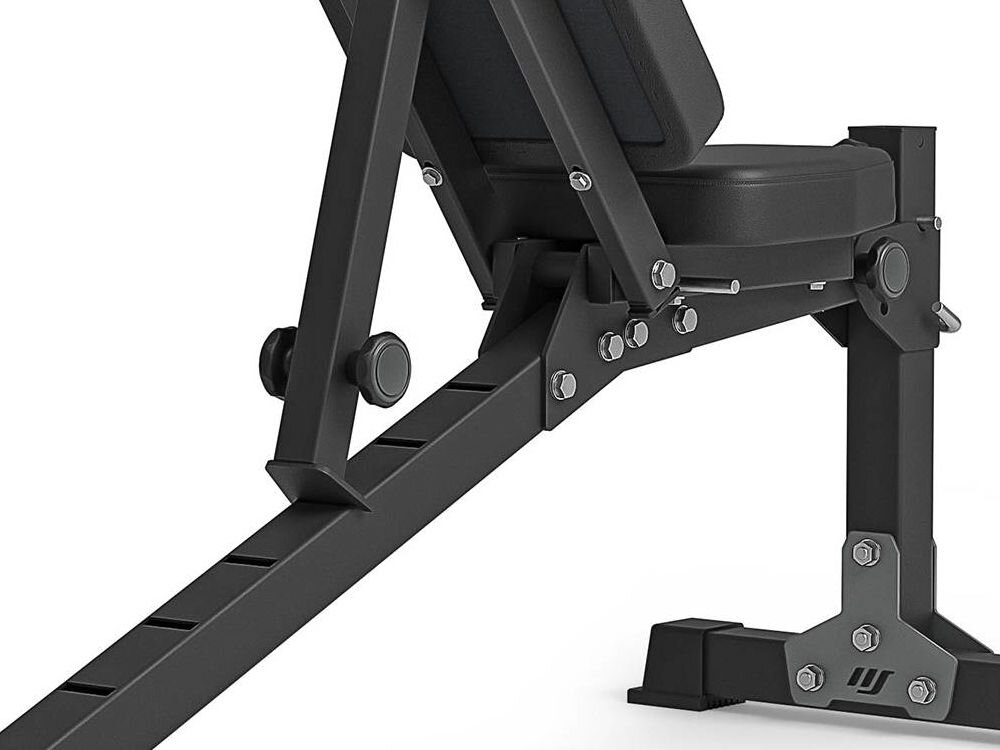 Obraz przedstawia fragment ławki do ćwiczeń z metalową konstrukcją i regulowanym oparciem. Widoczne są śruby mocujące oraz logo producenta na podstawie.