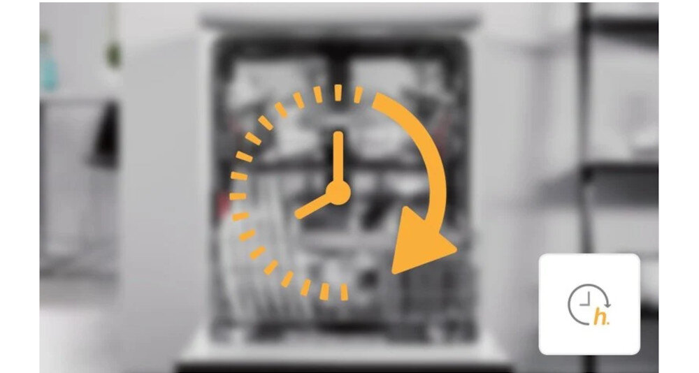 Obraz przedstawia otwartą zmywarkę z widocznym wnętrzem, na którym nałożona jest grafika zegara z pomarańczową strzałką. W prawym dolnym rogu znajduje się ikona zegara z literą \'h.\'.