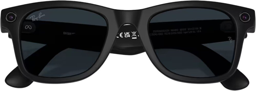 Czarne matowe okulary przeciwsłoneczne z widocznym logo \'Ray-Ban\' na soczewce. Na wewnętrznej stronie zauszników znajdują się oznaczenia CE i UKCA.