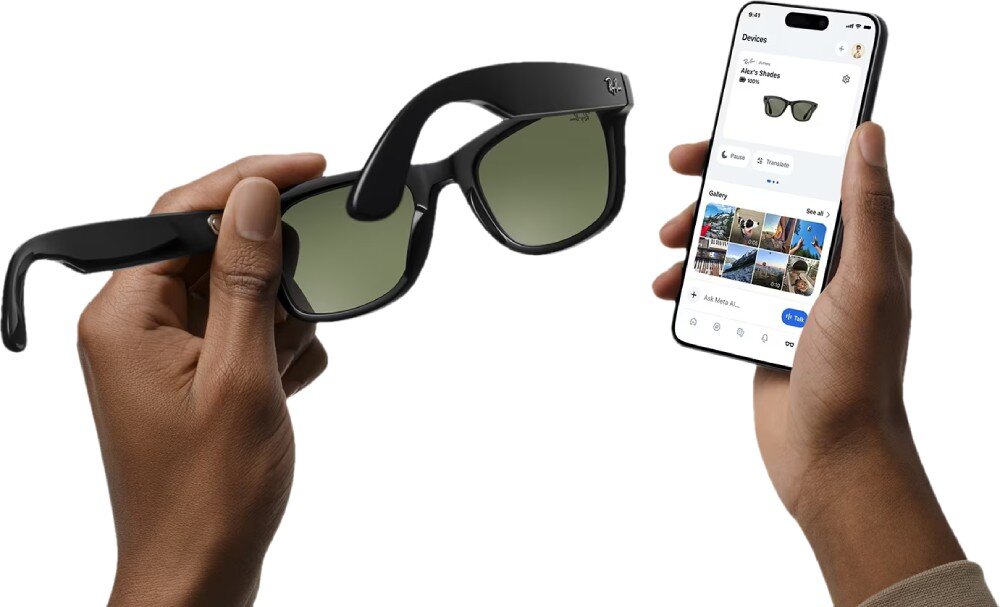 Osoba trzyma czarne okulary przeciwsłoneczne oraz smartfon z wyświetlonym obrazem okularów i galerią zdjęć. Na okularach widoczne jest logo \'Ray-Ban\'.