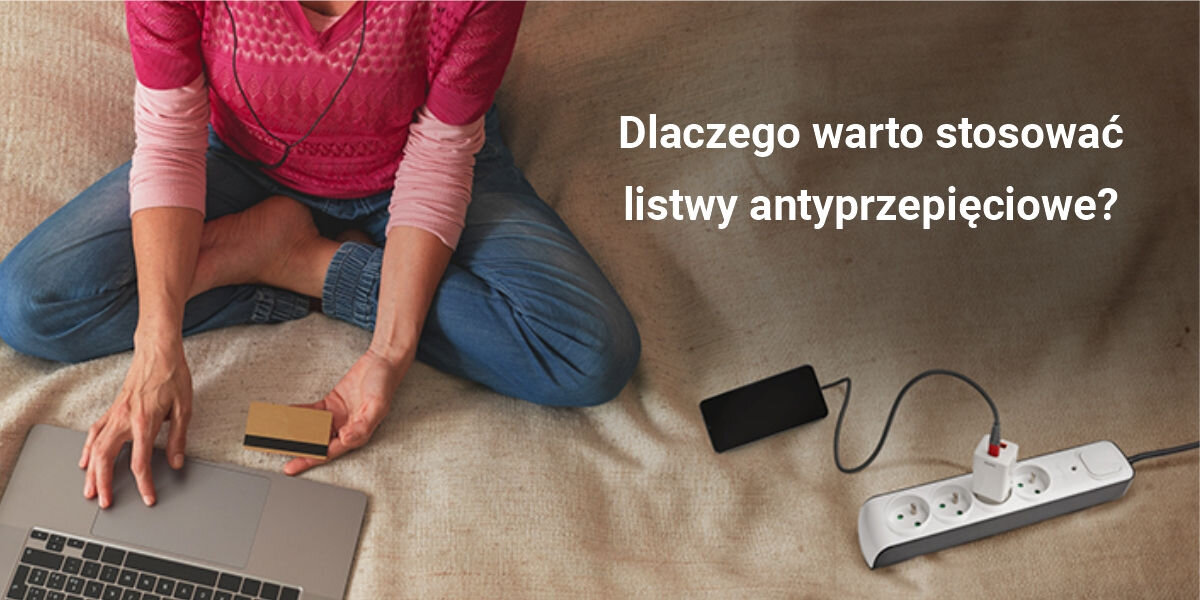 Osoba siedzi na podłodze z laptopem i kartą w ręku, obok znajduje się listwa zasilająca z podłączonym urządzeniem. Na obrazie widoczny jest tekst: \'Dlaczego warto stosować listwy antyprzepięciowe?\'.