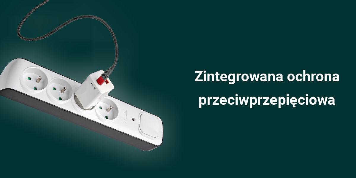 Biała listwa z trzema gniazdami elektrycznymi i wtyczką, obok napis \'Zintegrowana ochrona przeciwprzepięciowa\'.