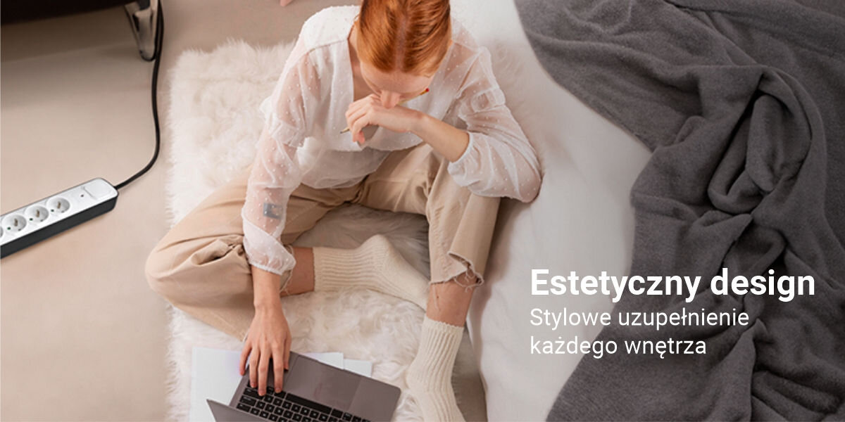 Osoba siedzi na podłodze obok białej listwy zasilającej z kilkoma gniazdami. Obok znajduje się tekst: \'Estetyczny design Stylowe uzupełnienie każdego wnętrza\'.