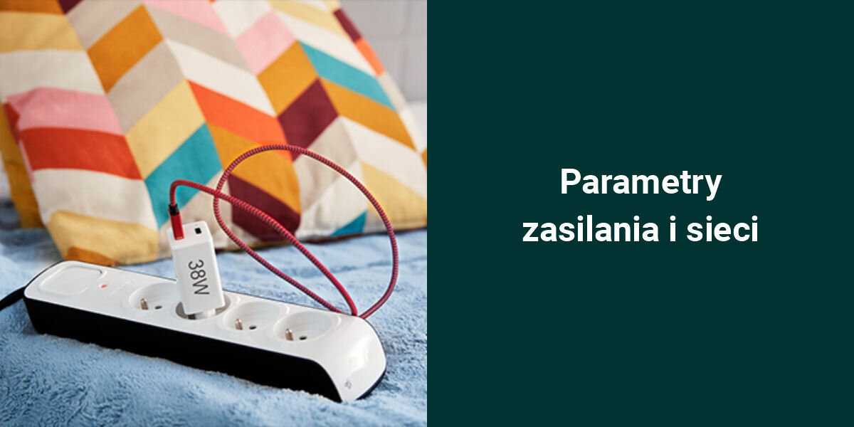 Na niebieskim kocu leży biała listwa zasilająca z trzema gniazdami, do której podłączony jest kabel z napisem \'38W\'. Obok znajduje się kolorowa poduszka, a po prawej stronie widnieje napis \'Parametry zasilania i sieci\'.