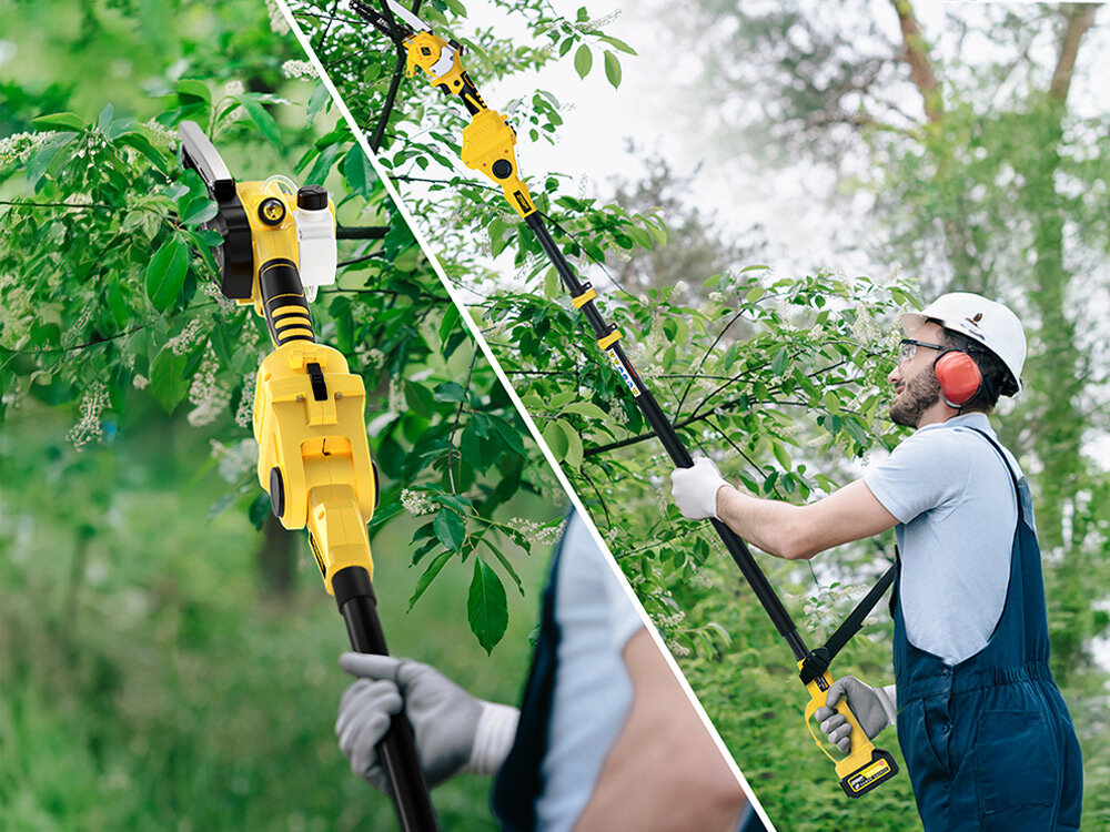 Osoba w kasku i nausznikach ochronnych używa żółtej przedłużki teleskopowej do przycinania gałęzi drzewa. Narzędzie ma czarny uchwyt i żółte elementy mechaniczne.