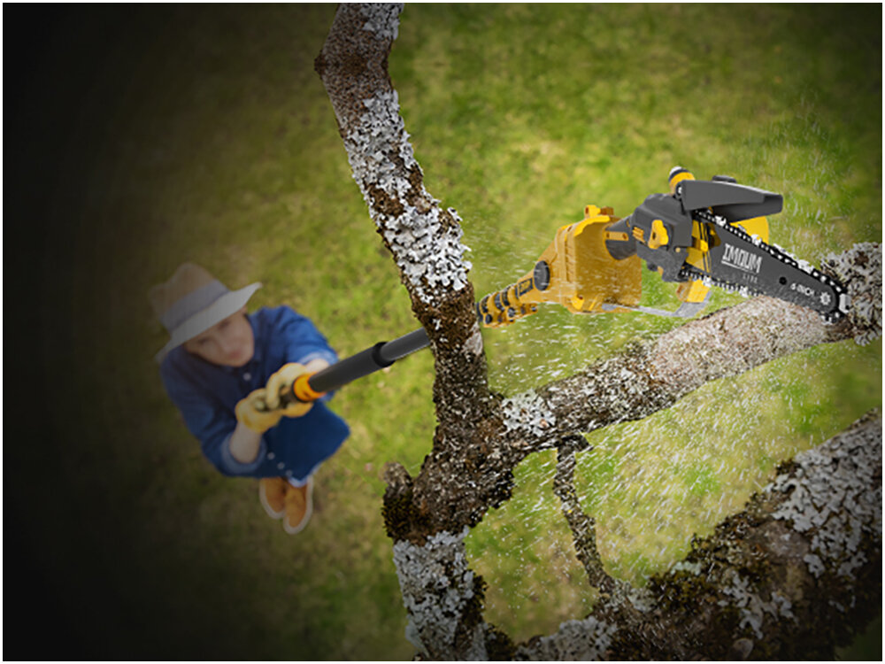 Osoba używa przedłużki teleskopowej z piłą łańcuchową do przycinania gałęzi drzewa. Na pile widoczne jest logo \'IMOUM\'.