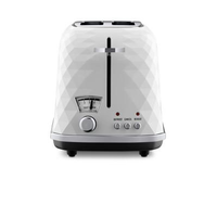 Biały toster o geometrycznym wzorze z dwoma szczelinami na pieczywo, pokrętłem regulacji i trzema przyciskami z oznaczeniami. Na obudowie widoczne jest logo producenta.