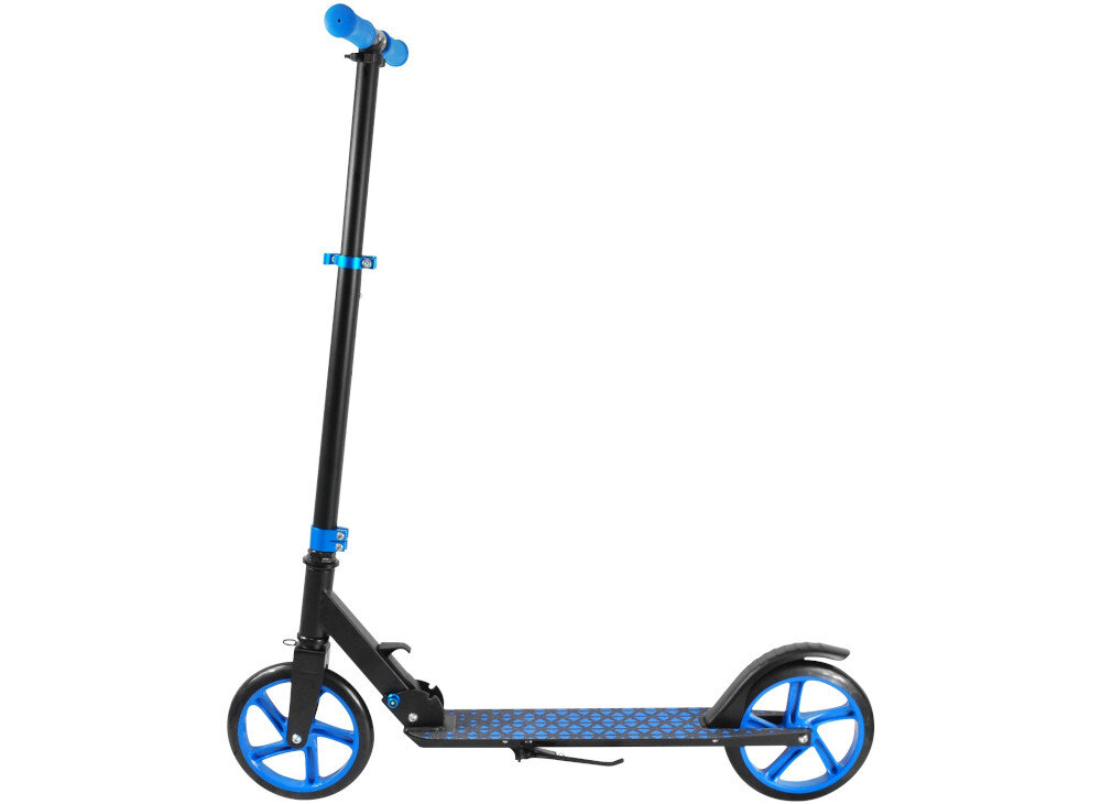 Hulajnoga z czarną ramą i niebieskimi elementami, w tym kołami i uchwytami. Podest ma wzór w niebieskie kropki.