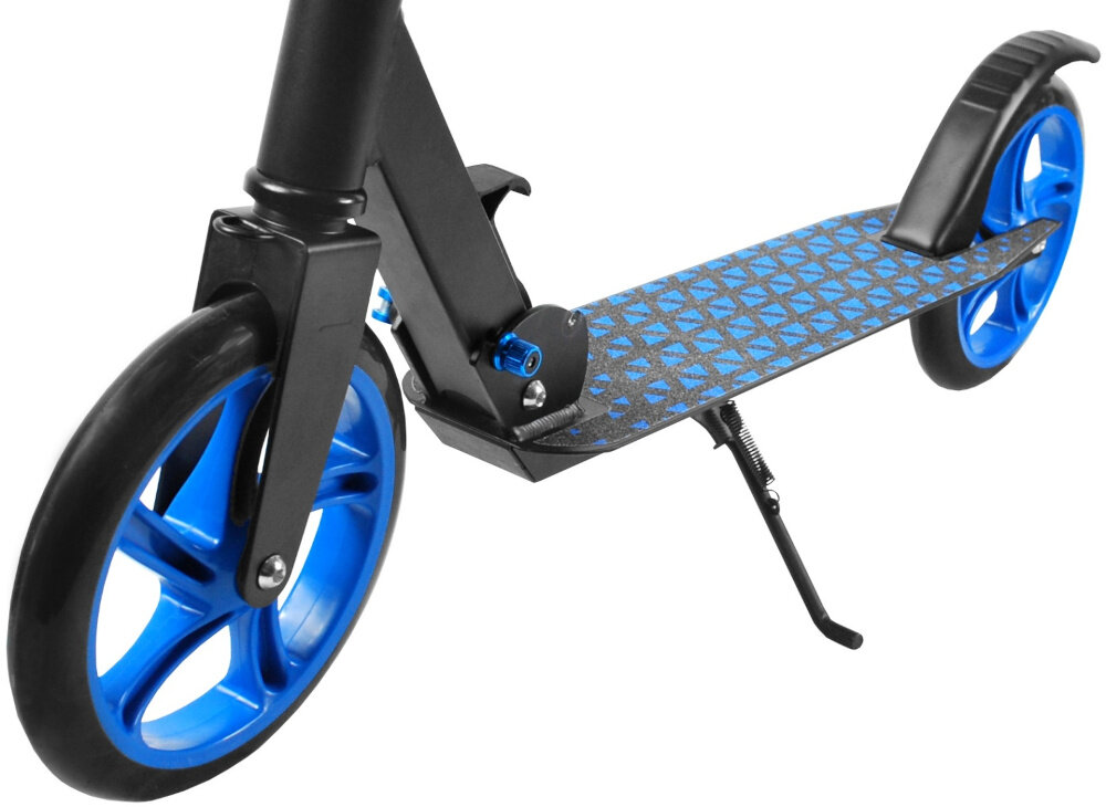 Obraz przedstawia fragment hulajnogi z czarną ramą i niebieskimi kołami. Podest hulajnogi ma wzór w niebieskie romby i jest wyposażony w podpórkę.