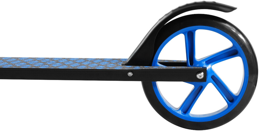 Obraz przedstawia tylne koło hulajnogi z niebieskimi szprychami i czarnym błotnikiem. Podest hulajnogi ma wzór w niebieskie romby na czarnym tle.