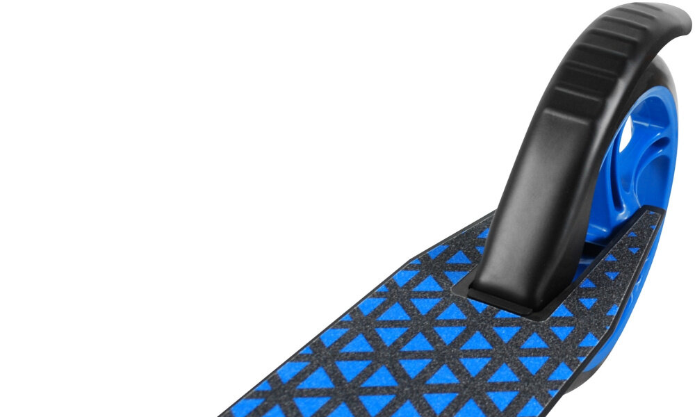 Obraz przedstawia fragment hulajnogi z niebieskim wzorem w czarne trójkąty na podeście oraz czarnym tylnym błotnikiem nad kołem.
