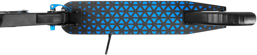 Widok z góry na platformę hulajnogi z czarno-niebieskim wzorem w trójkąty. Widoczne są elementy konstrukcyjne, takie jak uchwyt i kabel.