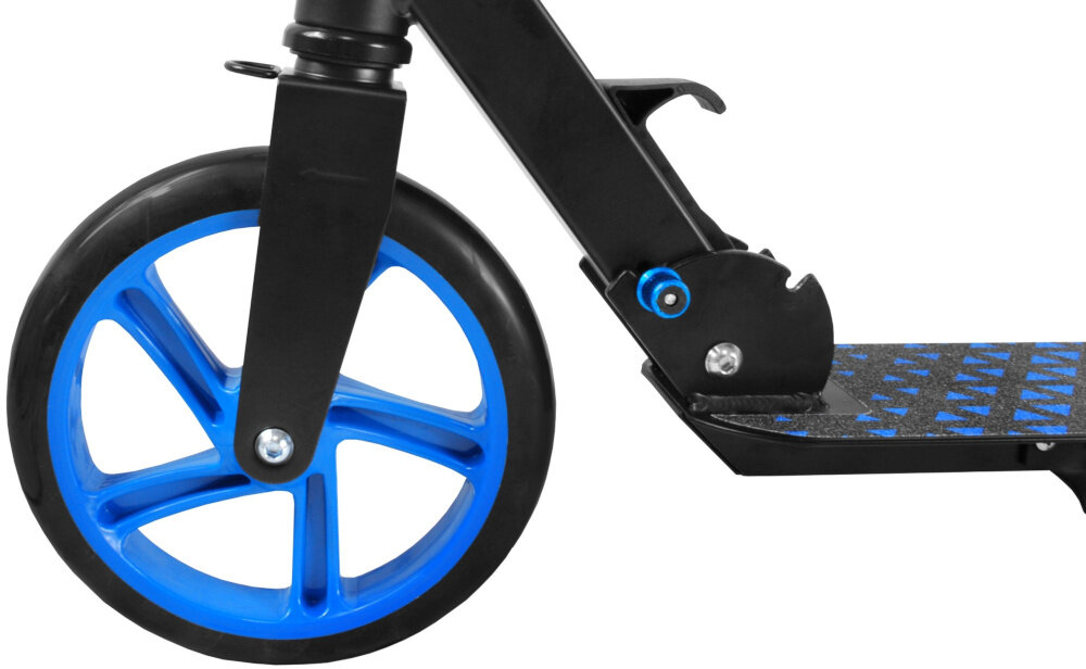 Obraz przedstawia fragment hulajnogi z czarną ramą i niebieskim kołem. Podest hulajnogi ma czarną powierzchnię z niebieskimi wzorami.