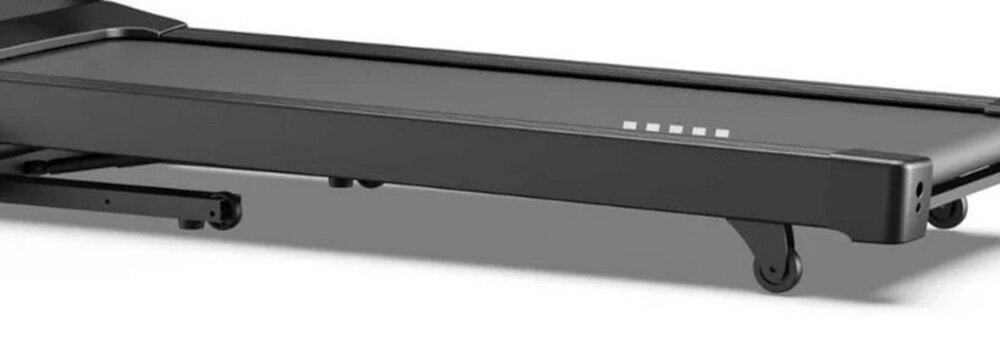 Czarna bieżnia elektryczna z widocznymi kółkami transportowymi i prostokątną powierzchnią do biegania. Na powierzchni bieżni znajduje się kilka białych prostokątów ułożonych w linii.