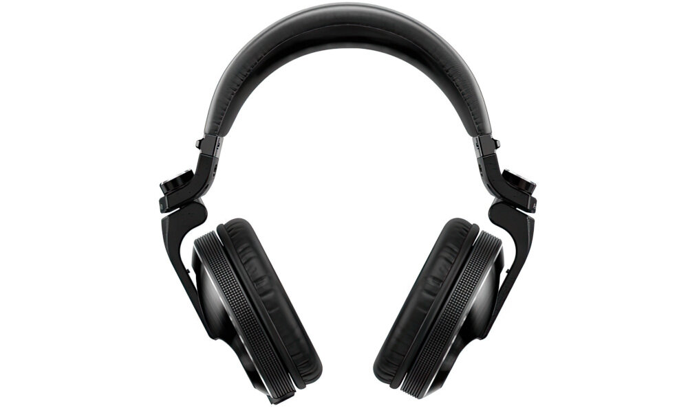 Czarne słuchawki nauszne z grubym pałąkiem i dużymi, okrągłymi nausznikami. Konstrukcja jest solidna, z metalowymi elementami łączącymi pałąk z nausznikami.