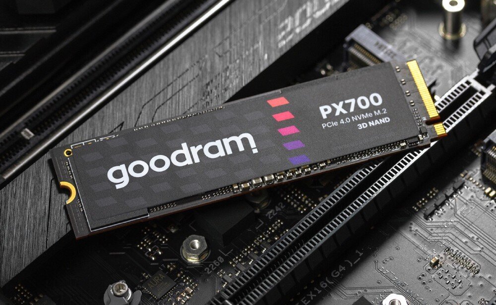Na obrazie widoczny jest dysk SSD z napisem \'goodram PX700 PCIe 4.0 NVMe M.2 3D NAND\' zamontowany na płycie głównej komputera.