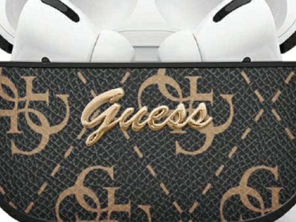 Etui na słuchawki z czarnym wzorem i złotym napisem \'Guess\'. W tle widoczne są białe słuchawki.