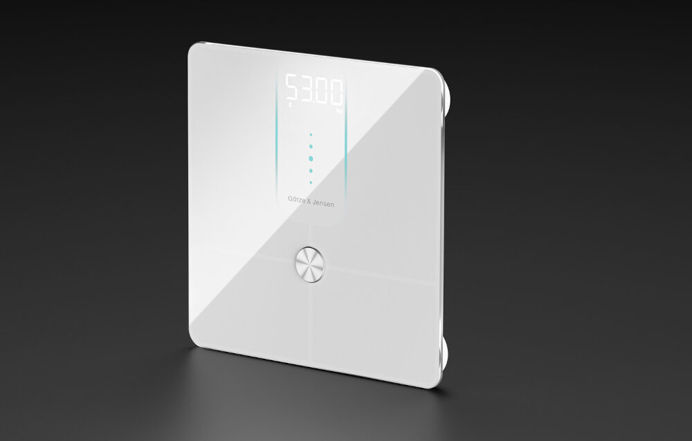 Biała waga łazienkowa z wyświetlaczem pokazującym wartość 53.00 oraz logo \'GÖTZE & JENSEN\'.