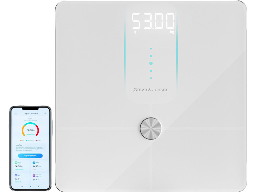 Biała waga łazienkowa z wyświetlaczem pokazującym 53.00 kg oraz logo \'Götze & Jensen\'. Obok wagi znajduje się smartfon z aplikacją pokazującą dane analityczne.