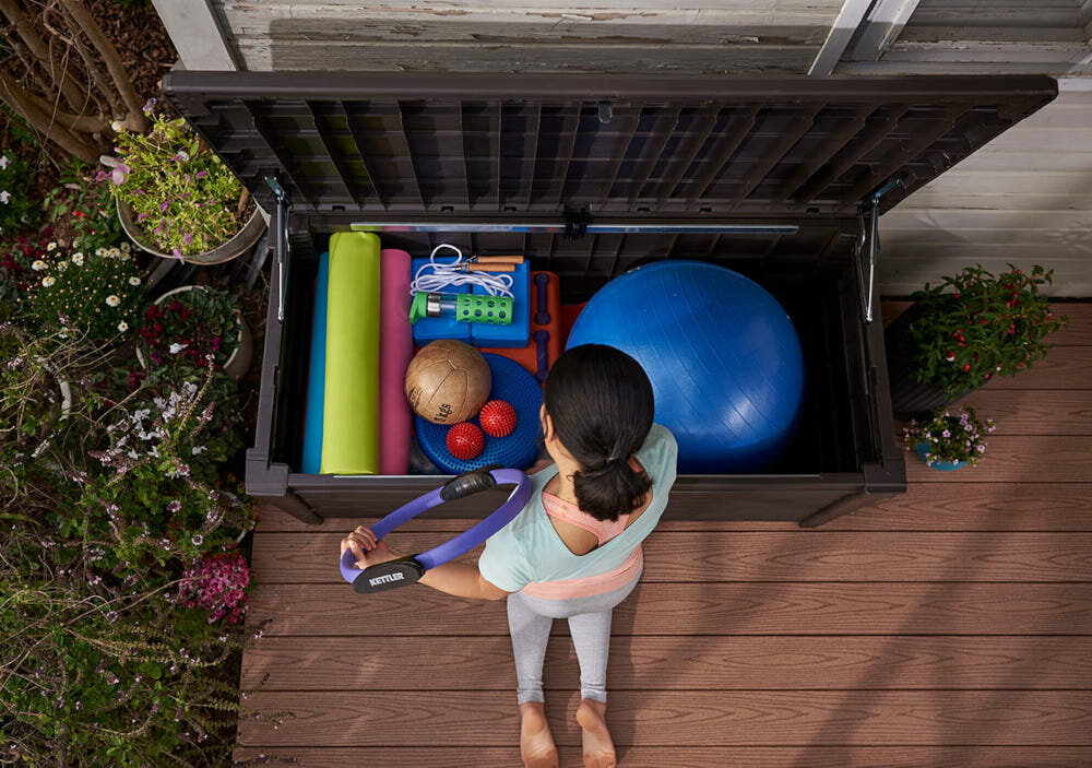 Skrzynia ogrodowa KETER Brightwood Box 454L Brązowy niewielki rozmiar 145 x 69,7 x 60,3 cm pojemność do 454 litrów mechanizm wspomagający otwieranie pokrywy