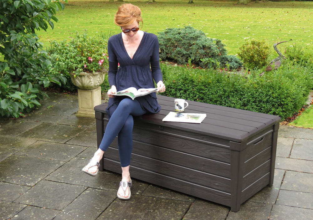 Skrzynia ogrodowa KETER Brightwood Box 454L Brązowy funkcjonalny produkt schowek dodatkowe miejsce do siedzenia maksymalny nacisk an pokrywę do 300 kg