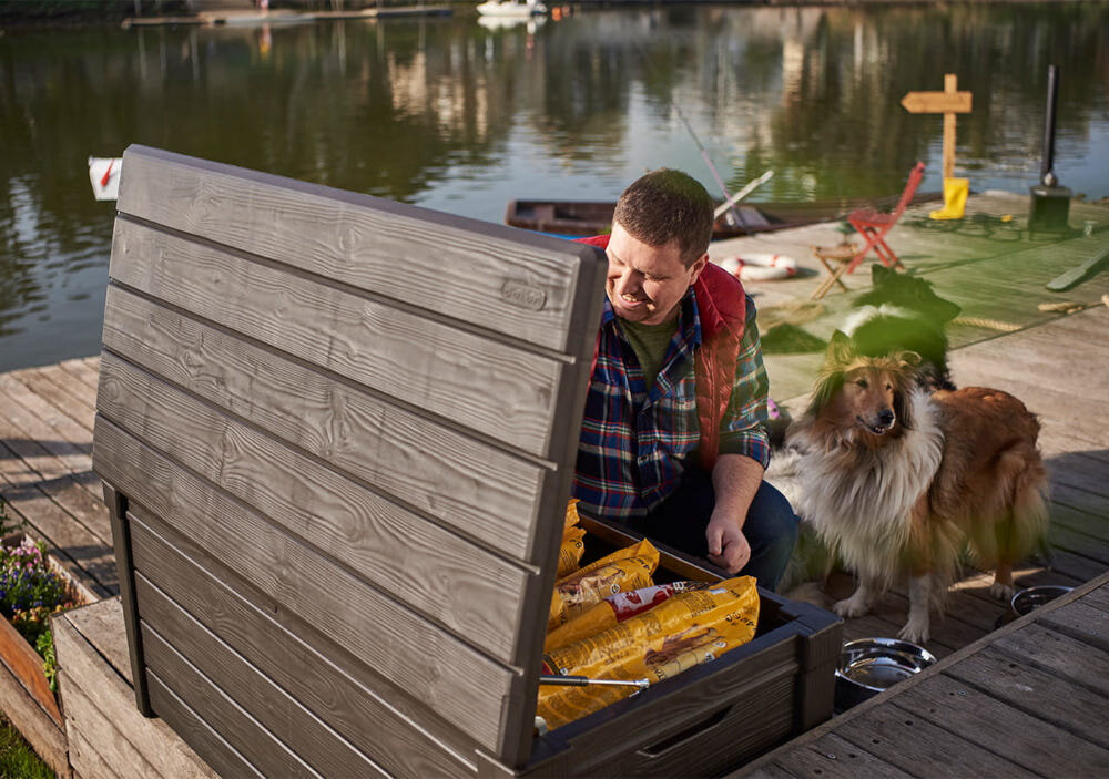 Skrzynia ogrodowa KETER Brightwood Box 454L Brązowy z wysokiej jakości polipropylen imituje naturalny wygląd drewna nie wymaga konserwacji system JUST CLICK AND GO montaż na zatrzaski
