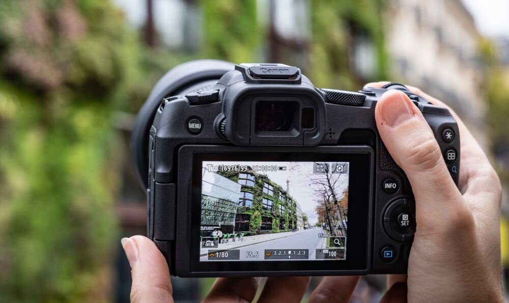 Aparat CANON R8 414 gramów waga  wizjer EFV ekran LCD 