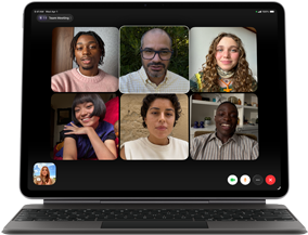 iPad Air podłączony do klawiatury Magic Keyboard, kolor czarny, na ekranie widać grupową rozmowę przez FaceTime