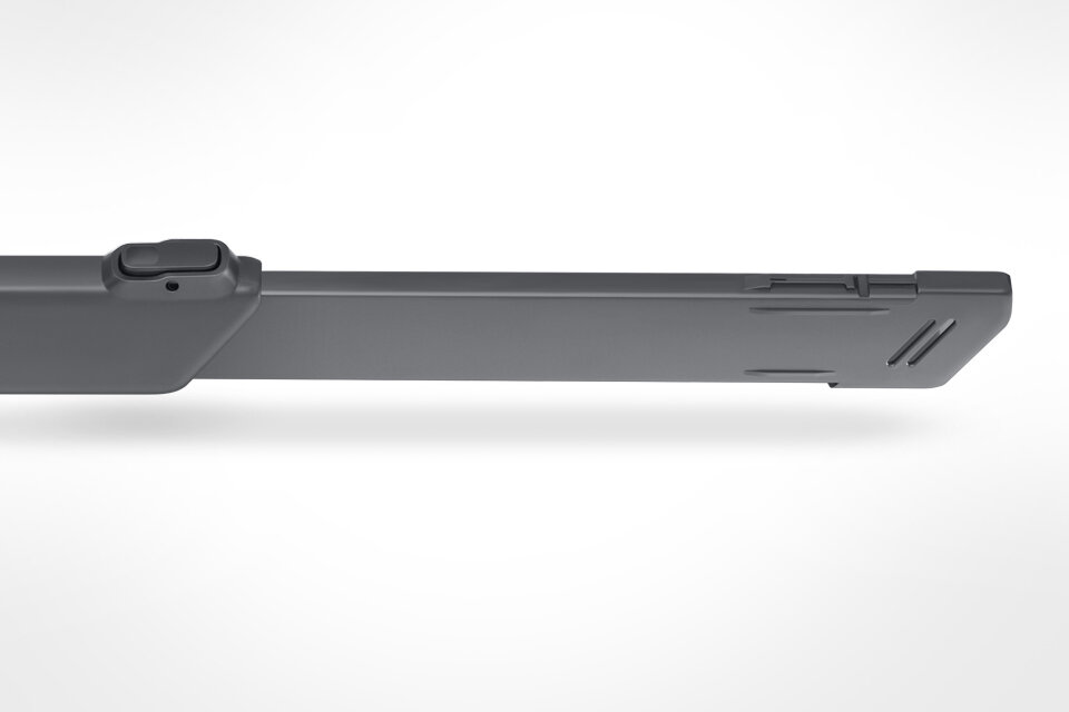 Zbliżenie na wąską szczotkę szczelinówkę, służącą do odkurzania zakamarków oraz trudno dostępnych miejsc