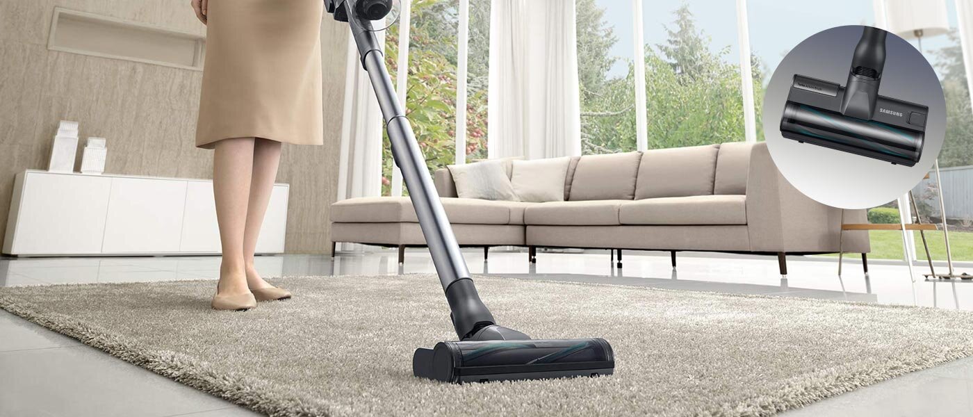 Dostępny w Media Expert odkurzacz Samsung Jet Pet wyposażony w szczotkę Turbo Action z łatwością radzi sobie z odkurzaniem dywanów i wykładzin, co pokazano na zdjęciu