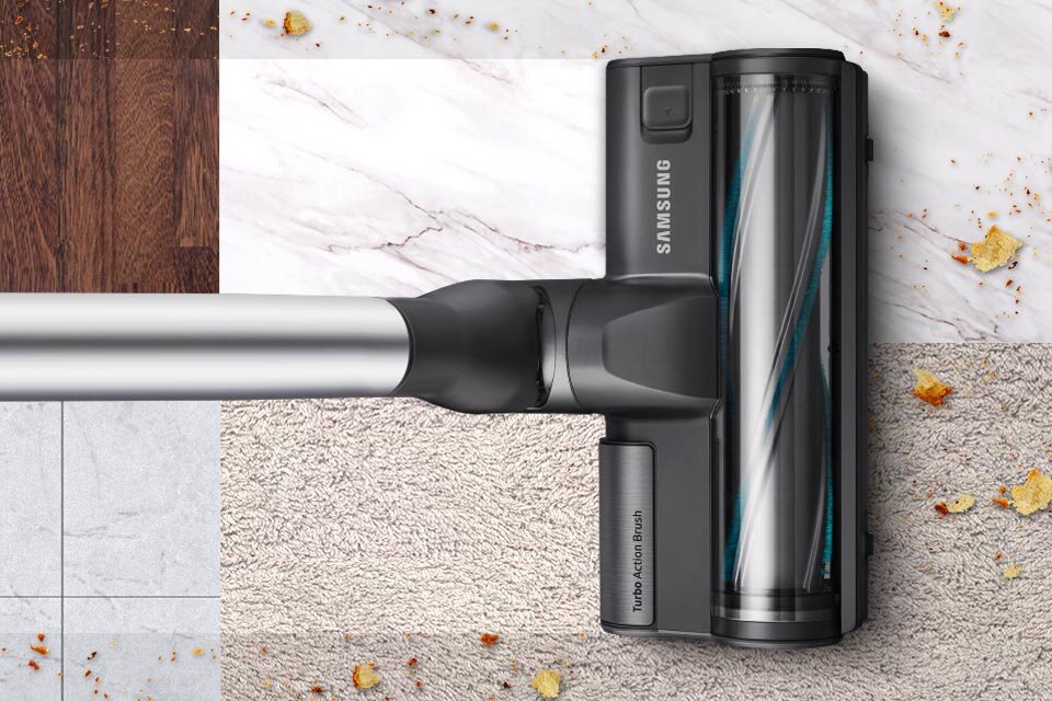 Zbliżenie na szczotkę Turbo Action Brush pracującą na różnych rodzajach powierzchni ilustruje wszechstronne działanie urządzenia dostępnego w ofercie sklepów Media Expert