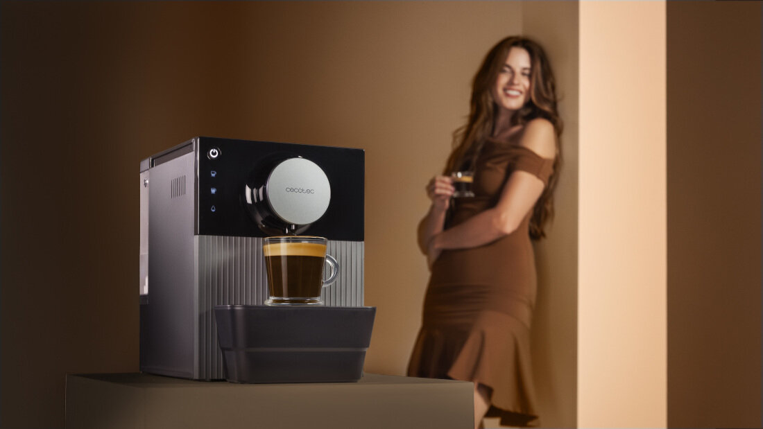 Ekspres CECOTEC Cremmaet Cube wydajność w domu Intensywny smak i crema Ciśnienie 19 barów ziarna aromat kawa smak Kawa ma wyrazisty smak i gęstą cremę napój jak z kawiarni jednym dotknięciem