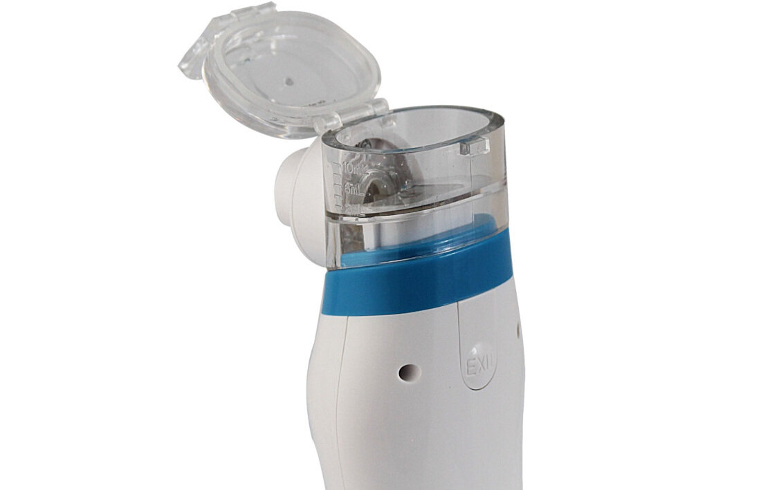 Biało-niebieski inhalator nebulizator z przezroczystym pojemnikiem na lek i otwartą pokrywką. Na urządzeniu widoczny jest przycisk z napisem \'EXI\'.