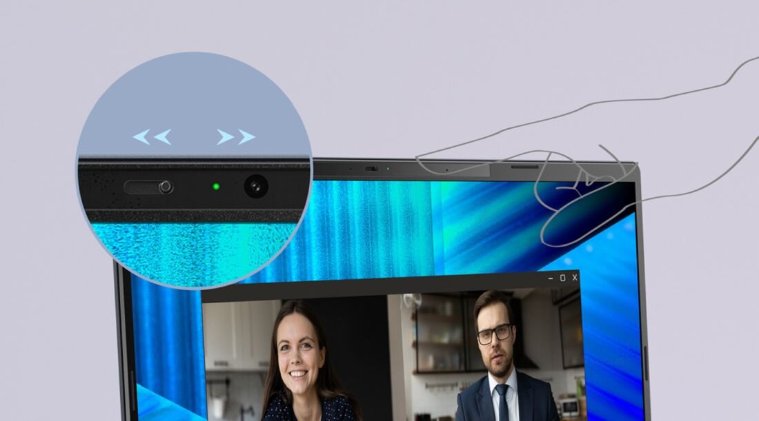 Obraz przedstawia ekran laptopa z widocznym interfejsem wideokonferencji, na którym widać dwie osoby. W powiększeniu pokazano kamerę z zieloną diodą i przesłoną, a obok znajduje się schematyczny rysunek dłoni wskazującej na górną krawędź ekranu.