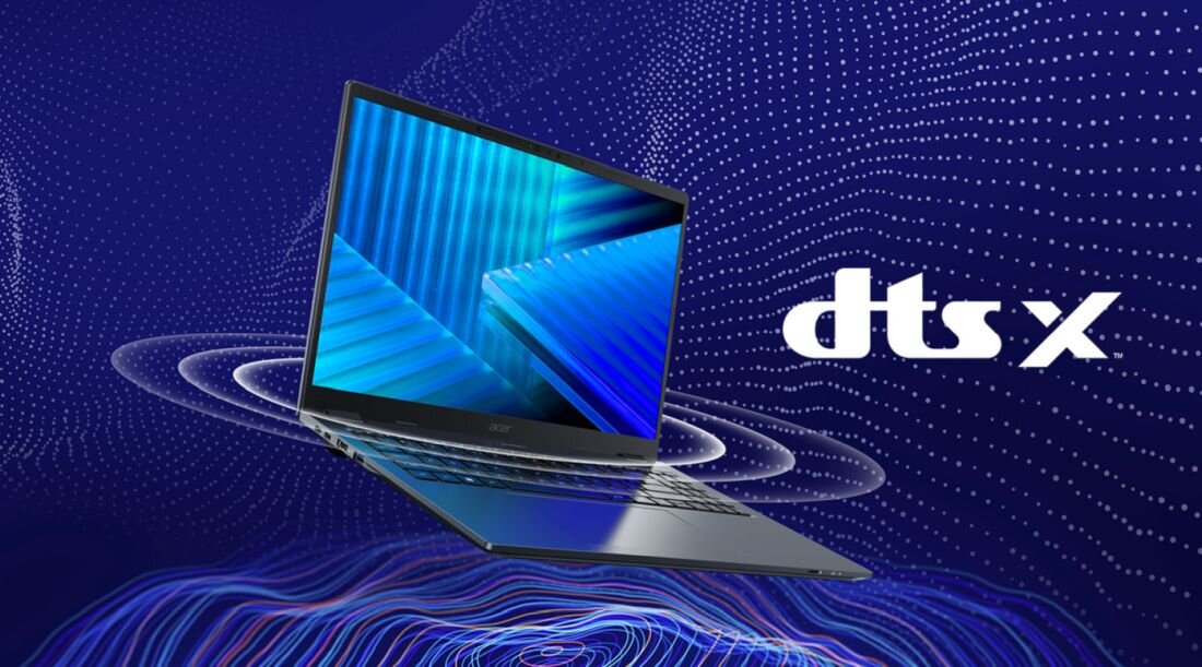 Laptop z otwartym ekranem wyświetlającym niebieskie wzory geometryczne, na tle abstrakcyjnych linii i kropek. Obok laptopa widoczny jest napis \'dts x\'.