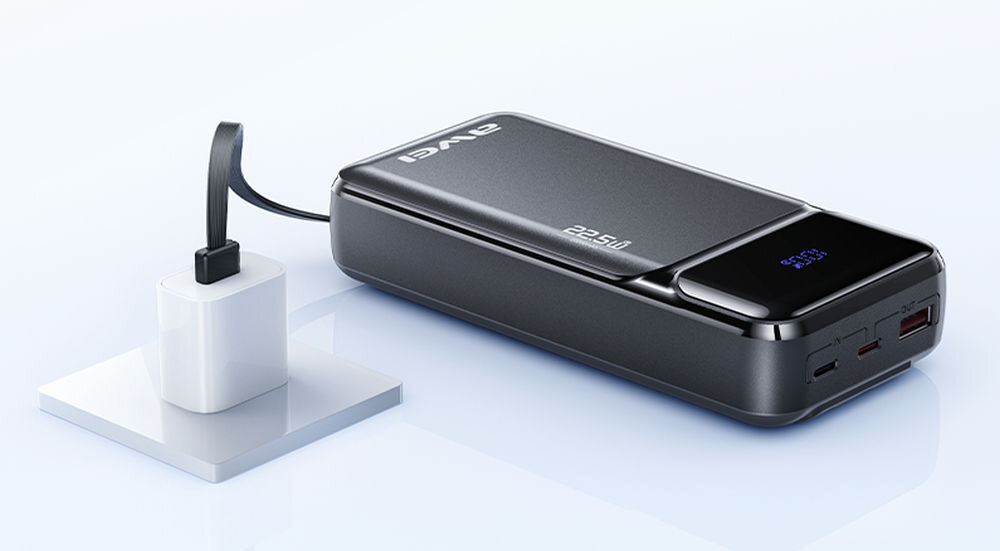 Na obrazie widoczny jest czarny powerbank z logo \'AWEI\' i oznaczeniem \'22.5W\'. Obok znajduje się biały adapter z podłączonym kablem.