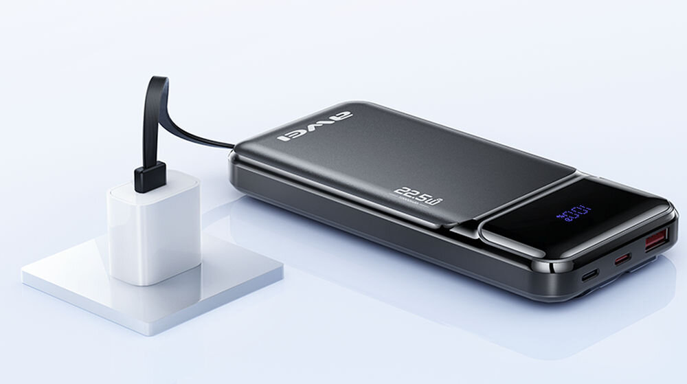 Na obrazie widoczny jest czarny powerbank z logo \'AWEI\' i oznaczeniem \'22.5W\'. Obok znajduje się biały adapter z podłączonym kablem.