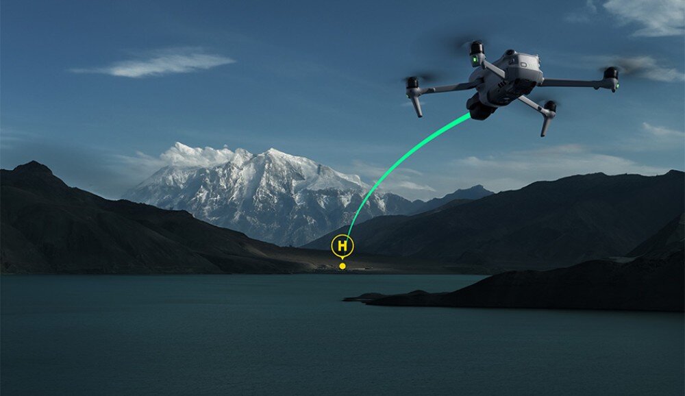 Dron unosi się nad jeziorem z górskim krajobrazem w tle, z widoczną trasą lotu oznaczoną zieloną linią prowadzącą do punktu z literą \'H\'.