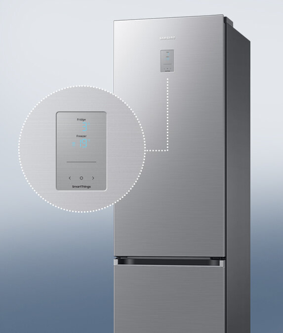 Lodówka w kolorze szczotkowanej stali nierdzewnej z panelem dotykowym. Na panelu widoczny jest tekst: \'Fridge\', \'Freezer\', \'SmartThings\'.